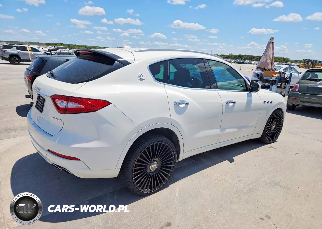 2017 Maserati Levante Luxury VIN:ZN661XUL3HX210825 - 3