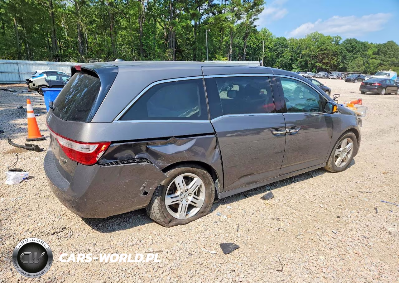 2013 Honda Odyssey Touring VIN:5FNRL5H90DB083709 - 3