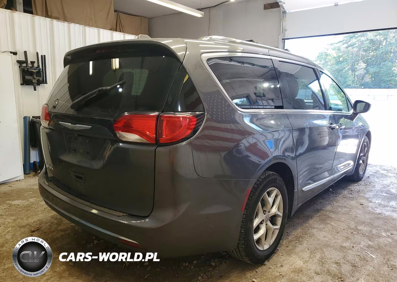 2017 Chrysler Pacifica Touring L Plus VIN:2C4RC1EG3HR506305 - 3