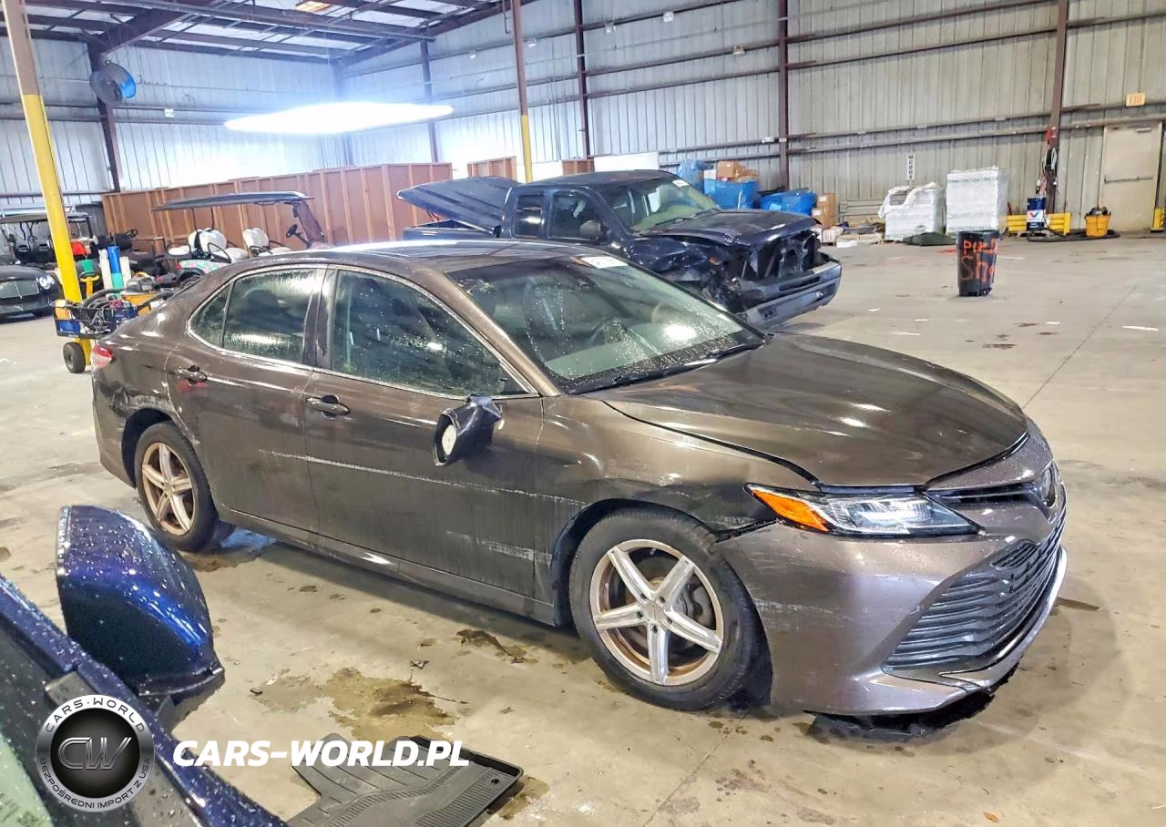 2018 Toyota Camry Le VIN:JTNB11HK3J3025648 - 4