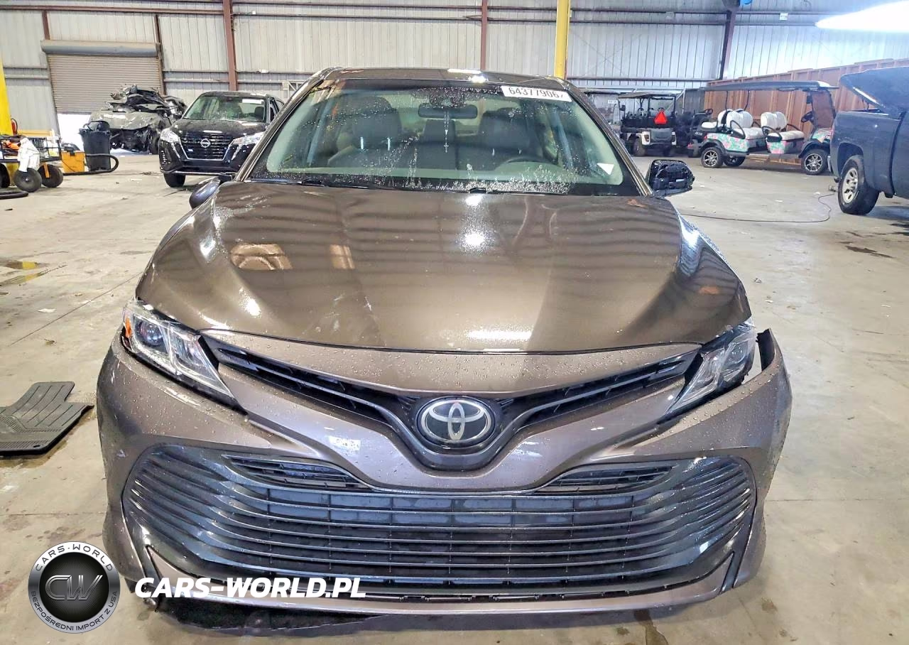 2018 Toyota Camry Le VIN:JTNB11HK3J3025648 - 5