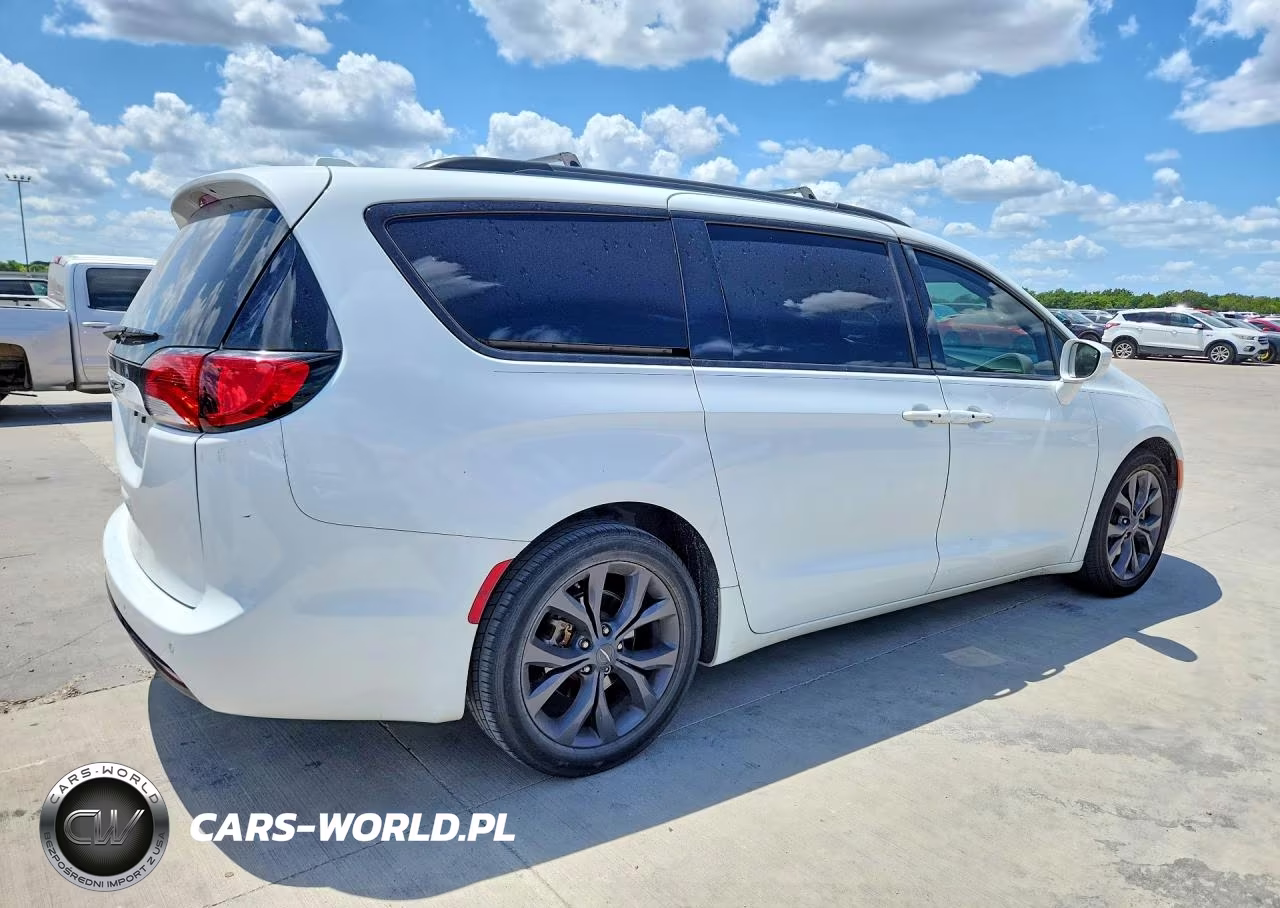 2018 Chrysler Pacifica Touring L VIN:2C4RC1BG4JR228069 - 3
