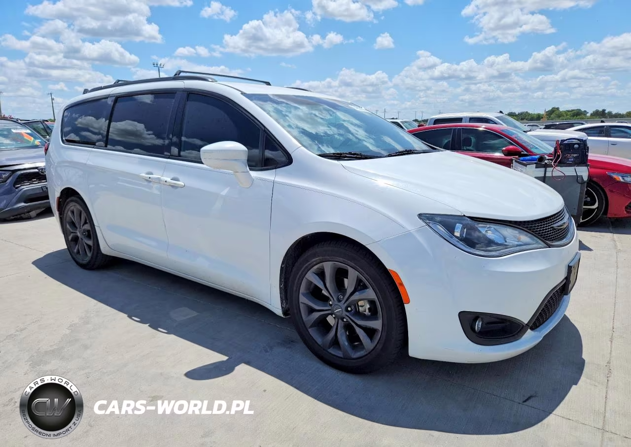 2018 Chrysler Pacifica Touring L VIN:2C4RC1BG4JR228069 - 4