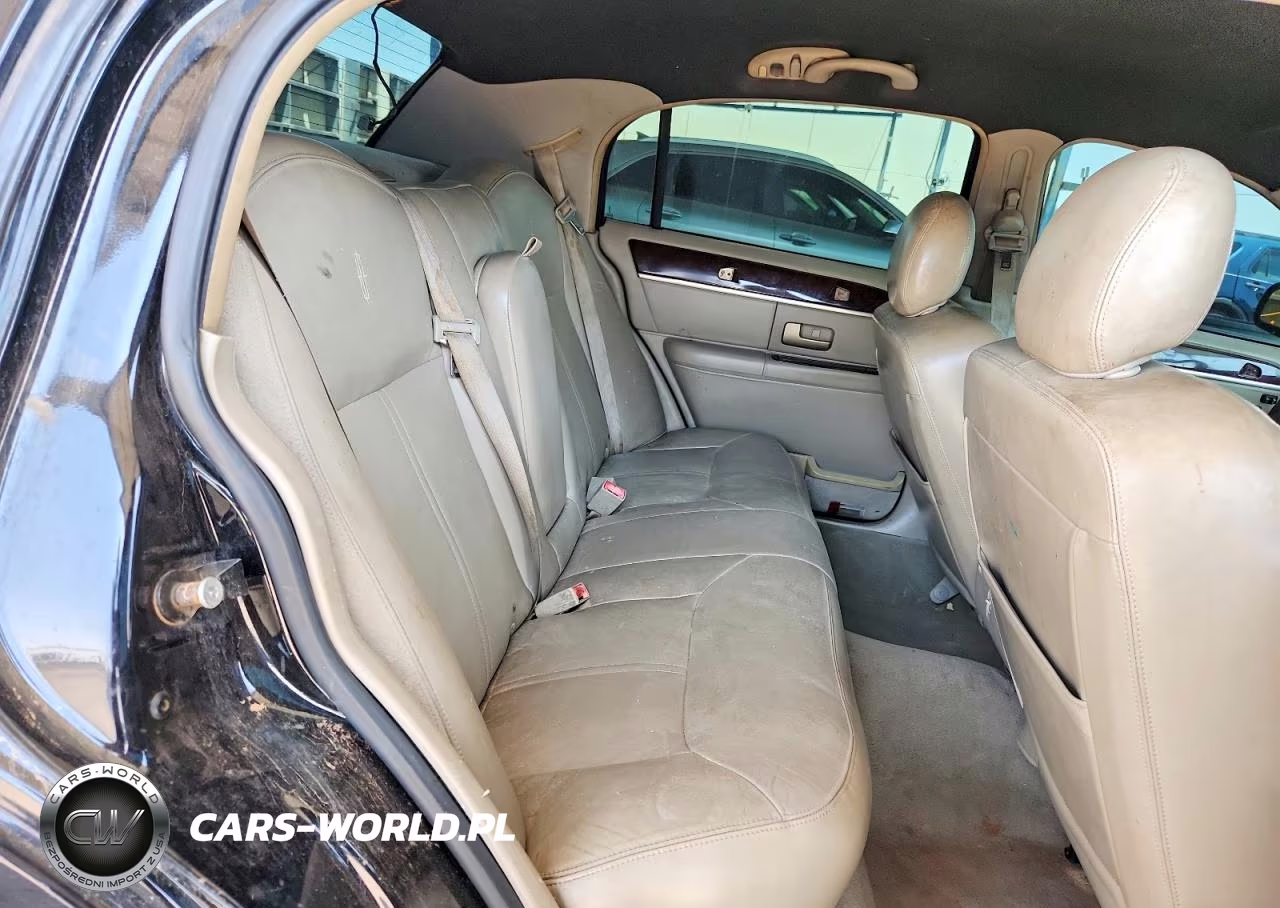 2008 Lincoln Town Car Signature Limited VIN:2LNHM82V98X639453 - 10