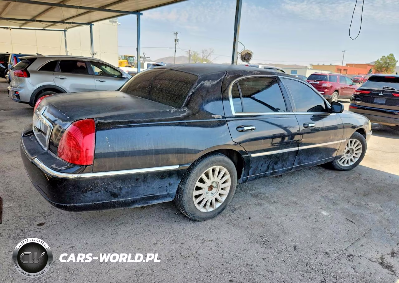 2008 Lincoln Town Car Signature Limited VIN:2LNHM82V98X639453 - 3