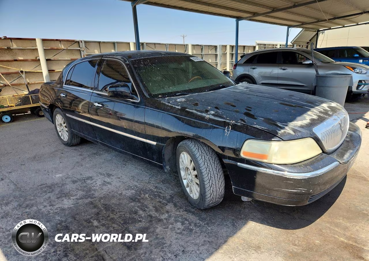 2008 Lincoln Town Car Signature Limited VIN:2LNHM82V98X639453 - 4
