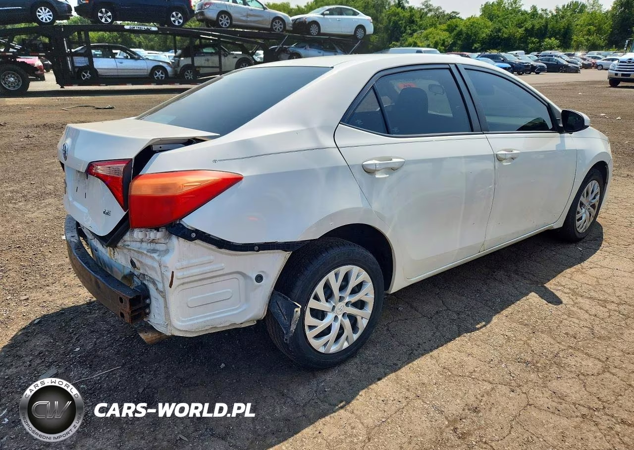 2018 Toyota Corolla Le VIN:5YFBURHE1JP781846 - 3