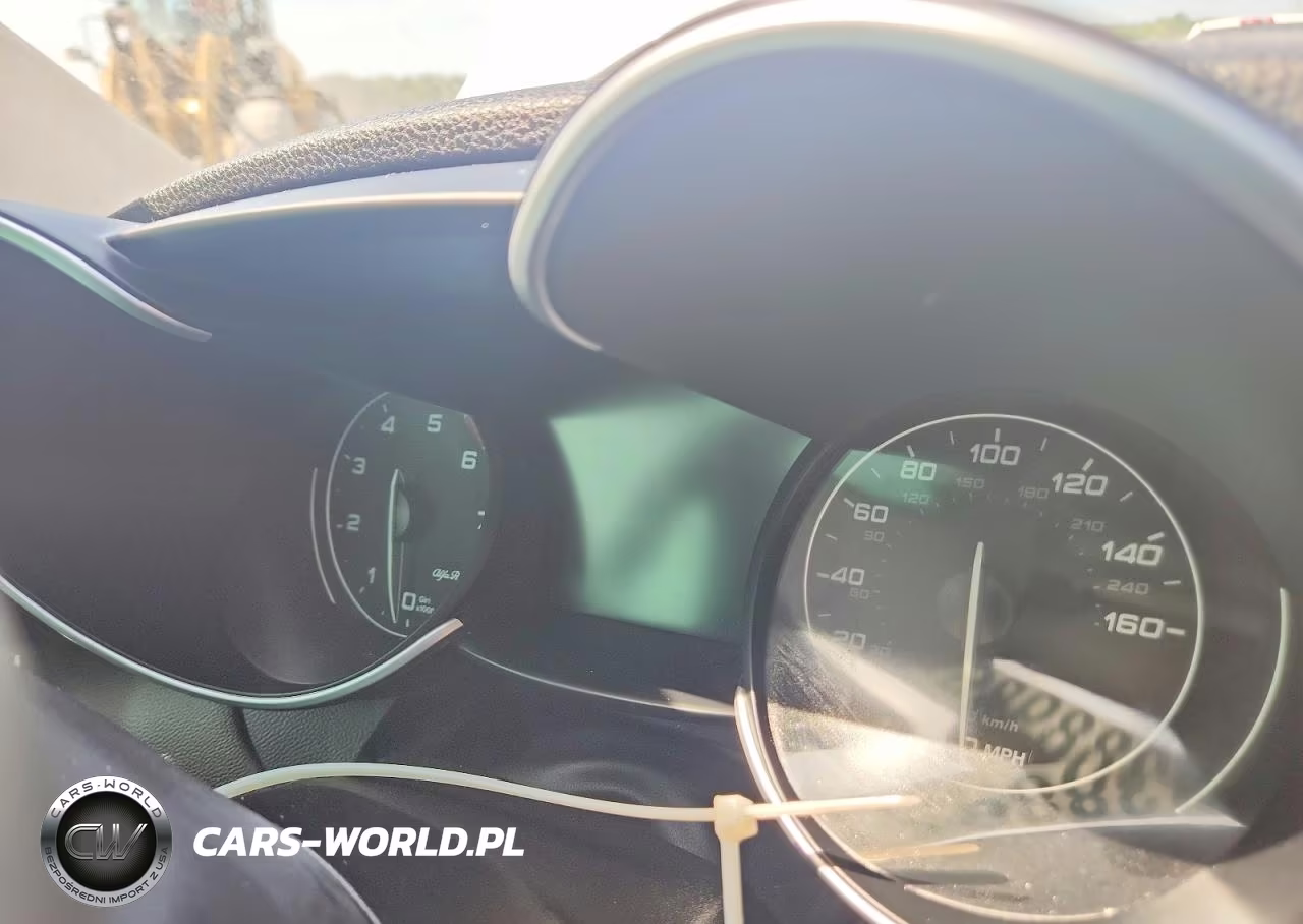2018 Alfa Romeo Giulia VIN:ZARFAEBN6J7565462 - 9