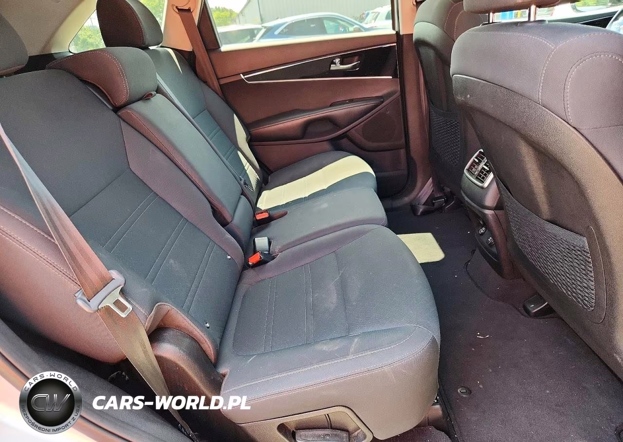 2019 Kia Sorento VIN:5XYPG4A51KG570582 - 11