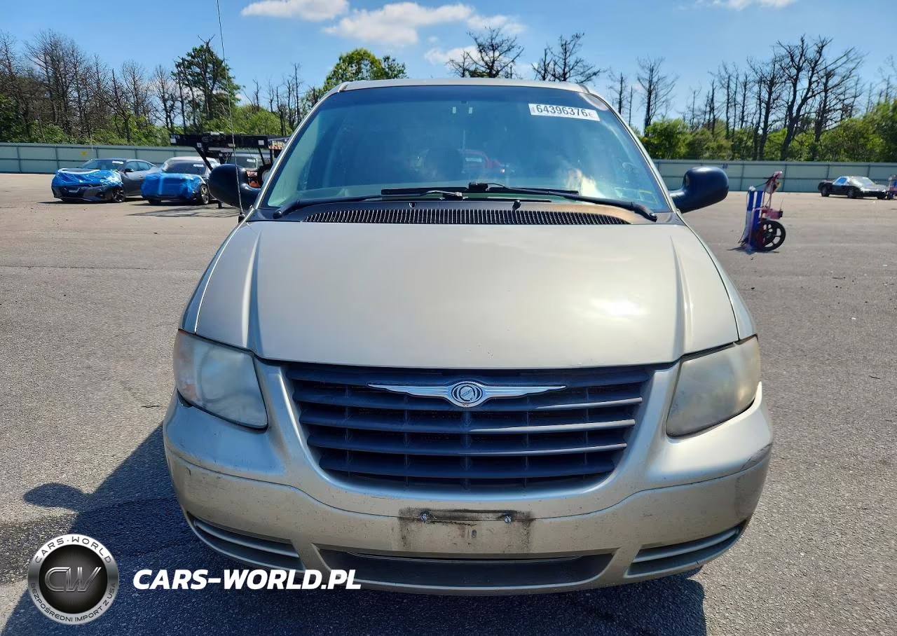 2005 Chrysler Town & Country VIN:1C4GP45R15B288034 - 5