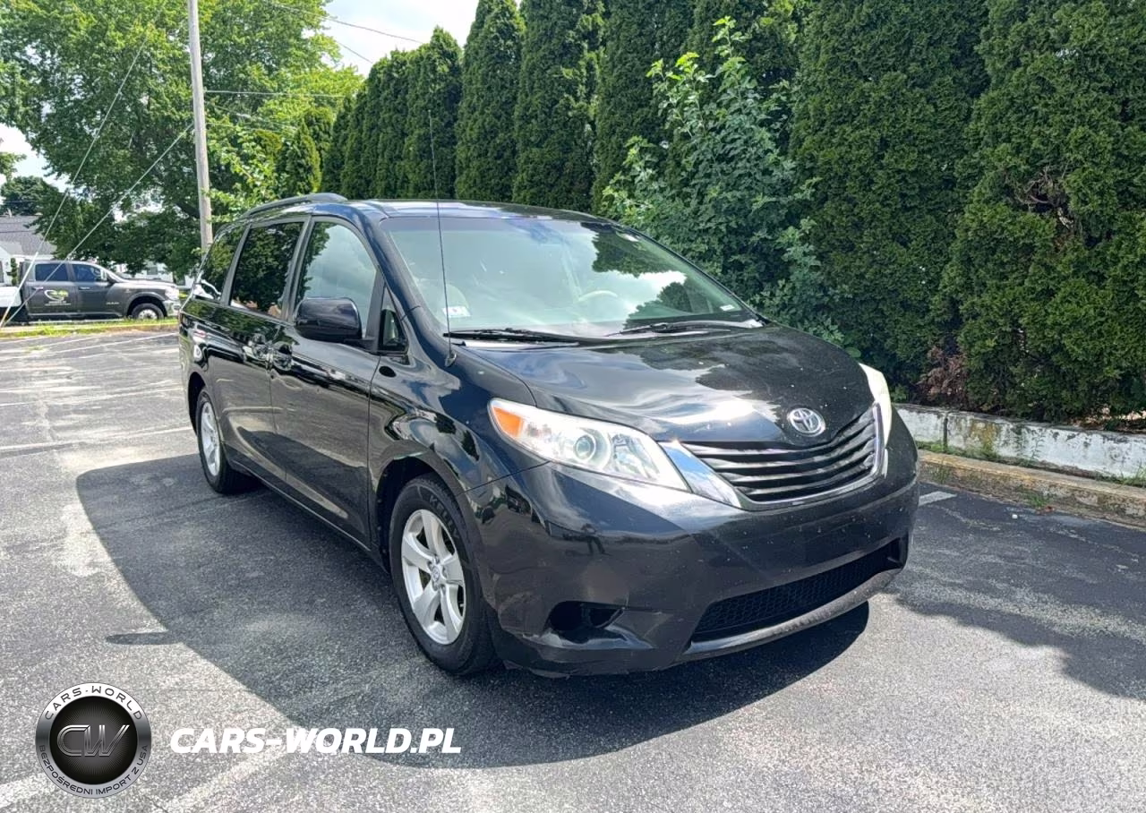 2013 Toyota Sienna Le – zdjęcie 1 z 10