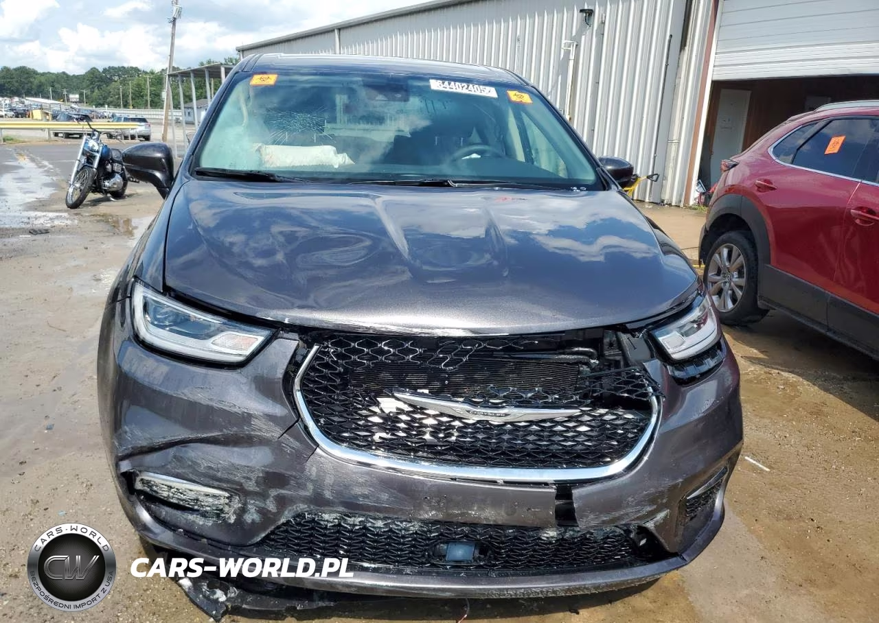 2023 Chrysler Pacifica Hybrid Touring L VIN:2C4RC1L7XPR592133 - 5