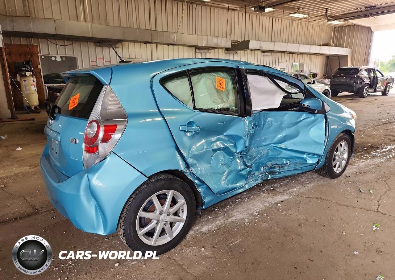 2013 Toyota Prius C Three VIN:JTDKDTB31D1046930 - 3