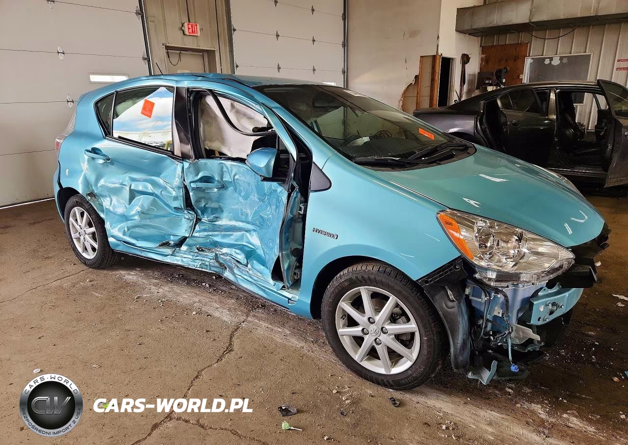 2013 Toyota Prius C Three VIN:JTDKDTB31D1046930 - 4