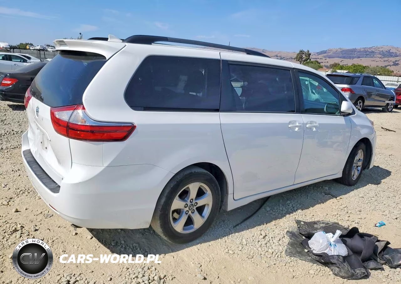 2018 Toyota Sienna Le VIN:5TDKZ3DC4JS960957 - 3