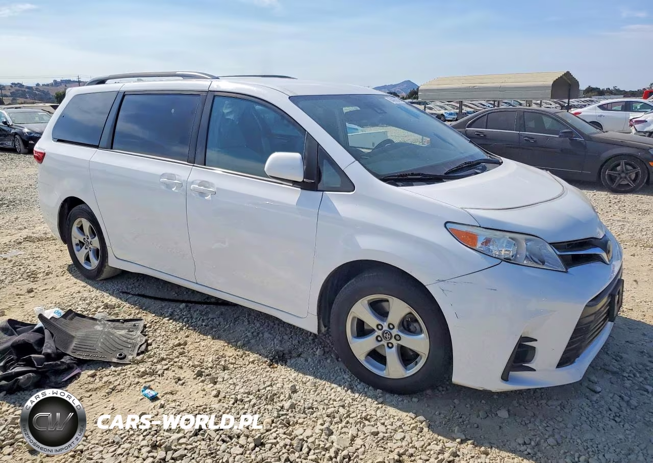 2018 Toyota Sienna Le VIN:5TDKZ3DC4JS960957 - 4