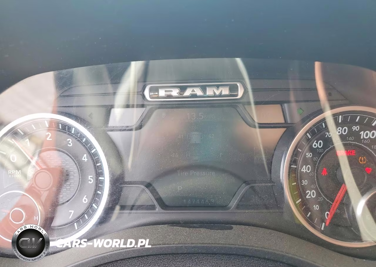 2019 Ram 1500 Laramie VIN:1C6SRFJT3KN725227 - 9