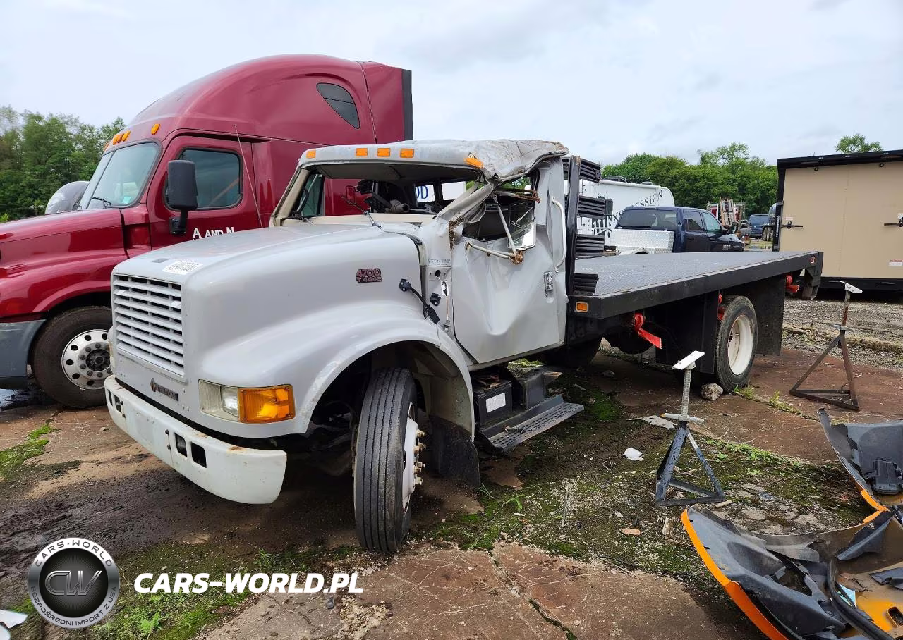 2001 International 4700 Flatbed Truck