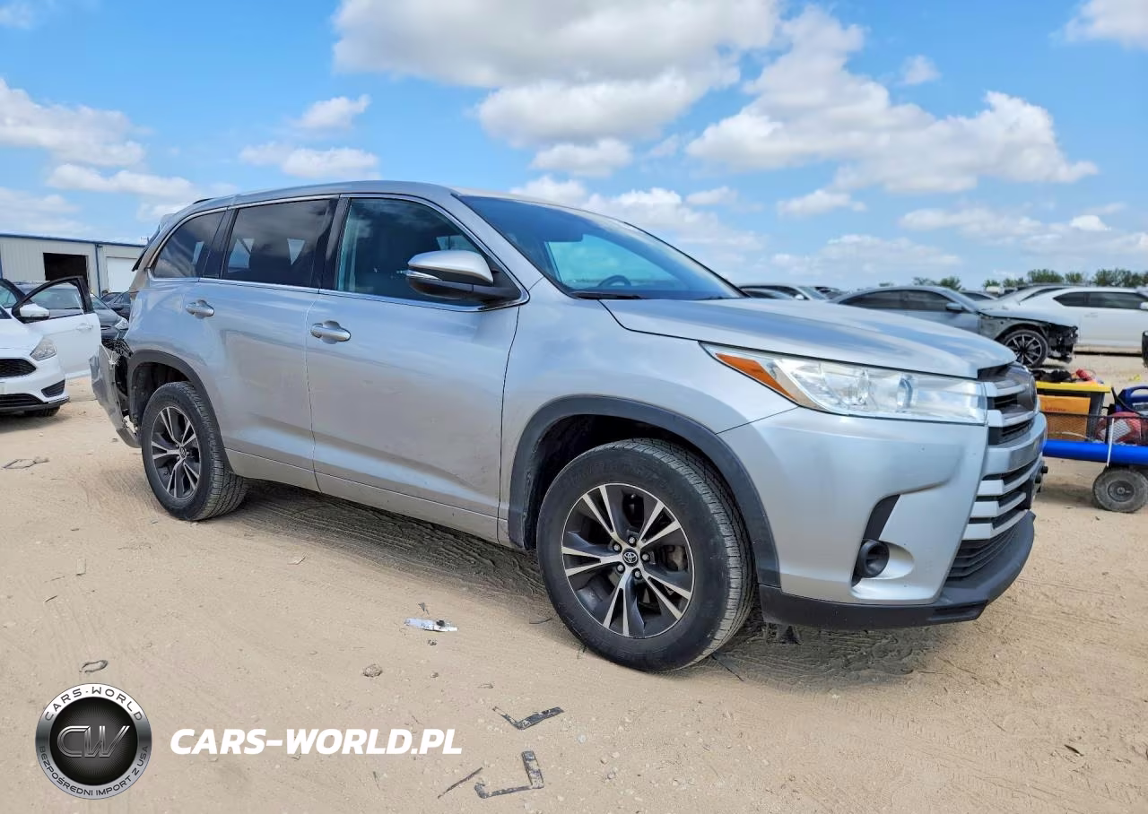 2018 Toyota Highlander Le VIN:5TDZZRFH4JS254095 - 4