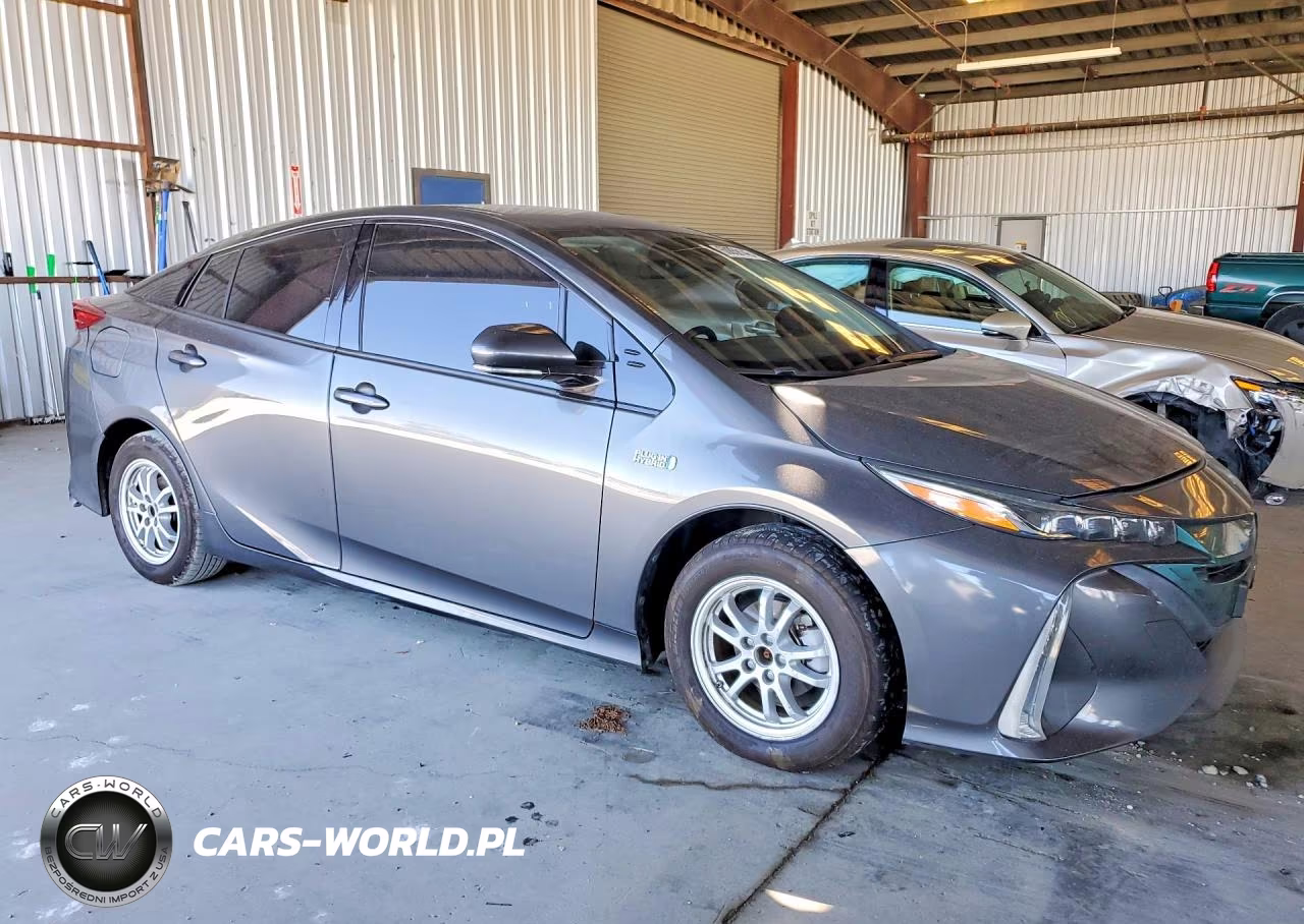 2018 Toyota Prius Prime Premium VIN:JTDKARFP0J3081385 - 4