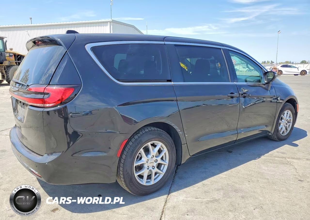 2023 Chrysler Pacifica Touring L VIN:2C4RC1BG3PR550422 - 3