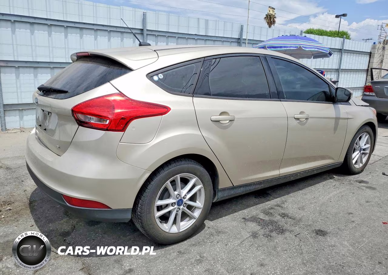 2017 Ford Focus Se VIN:1FADP3K24HL285329 - 3
