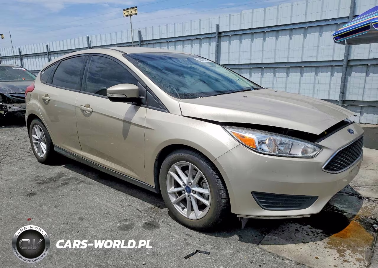 2017 Ford Focus Se VIN:1FADP3K24HL285329 - 4