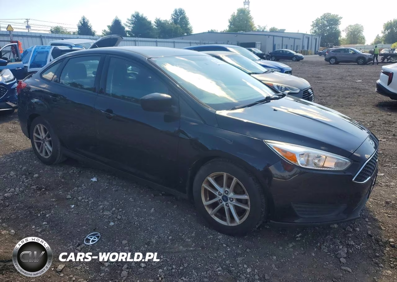 2018 Ford Focus Se VIN:1FADP3FE5JL209466 - 4