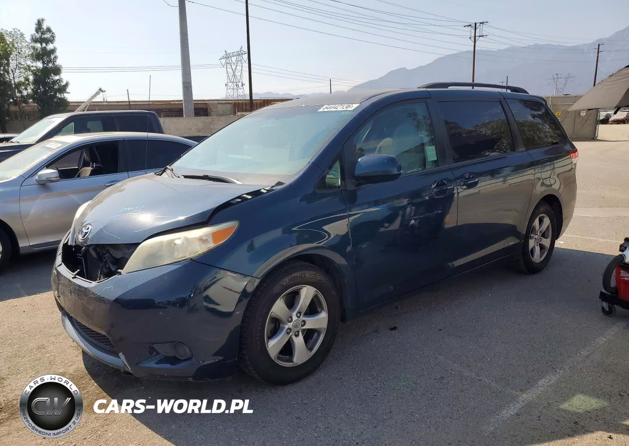 2012 Toyota Sienna Le – zdjęcie 1 z 13