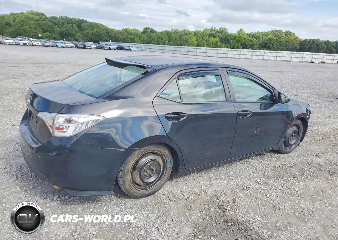 2018 Toyota Corolla Le VIN:5YFBURHE3JP828343 - 3