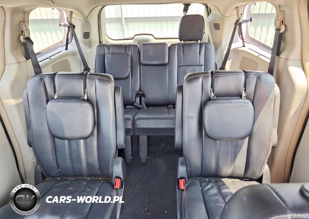 2015 Chrysler Town & Country Touring VIN:2C4RC1BG2FR664636 - 10
