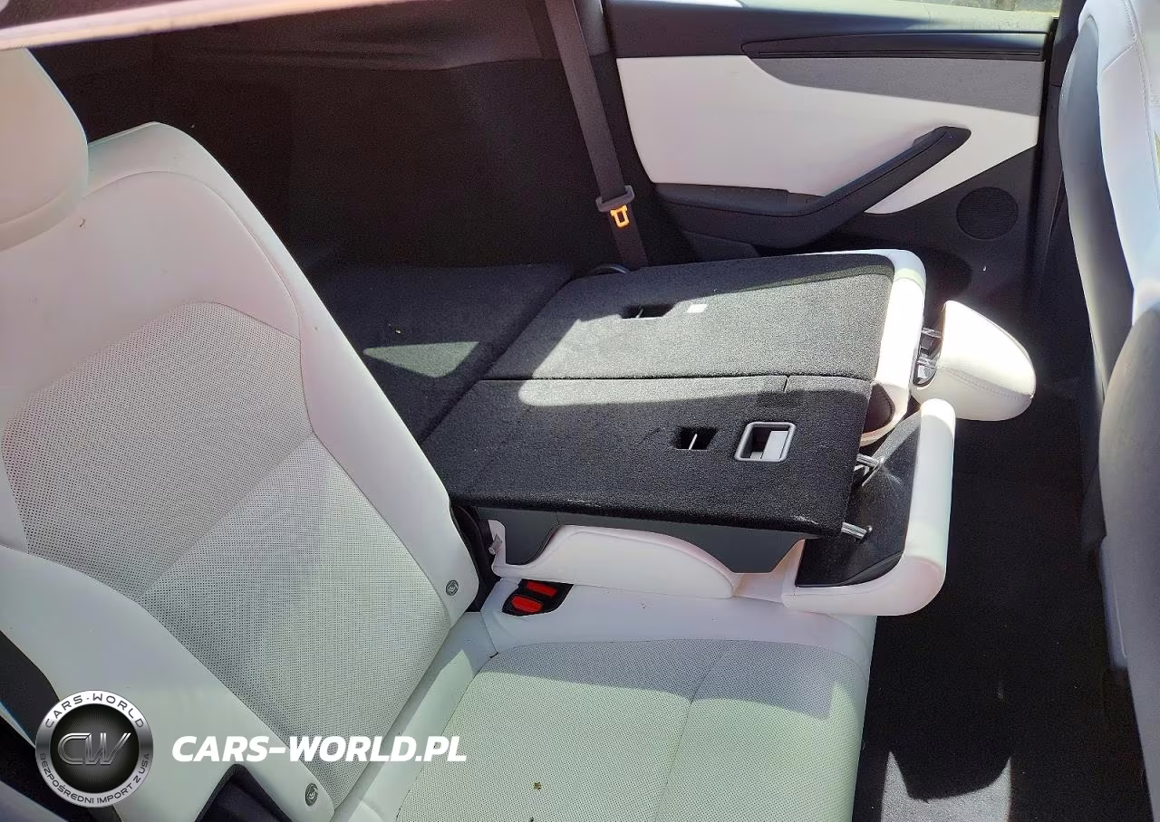 2026 Tesla Model Y VIN:7SAYGDEEXTA693837 - 10