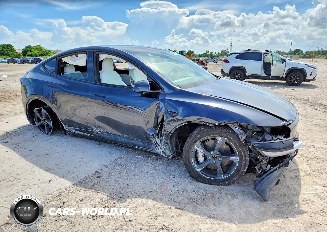 2026 Tesla Model Y VIN:7SAYGDEEXTA693837 - 4
