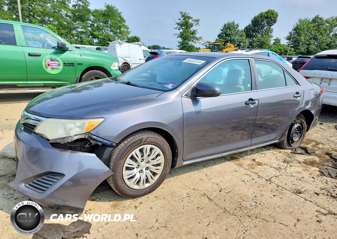 2013 Toyota Camry Le – zdjęcie 1 z 12