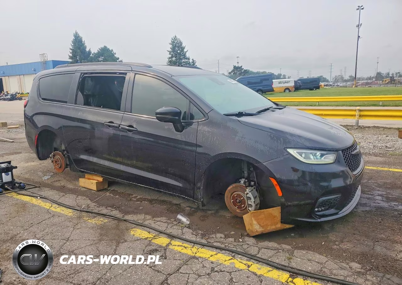 2021 Chrysler Pacifica Touring L VIN:2C4RC1BGXMR560957 - 4