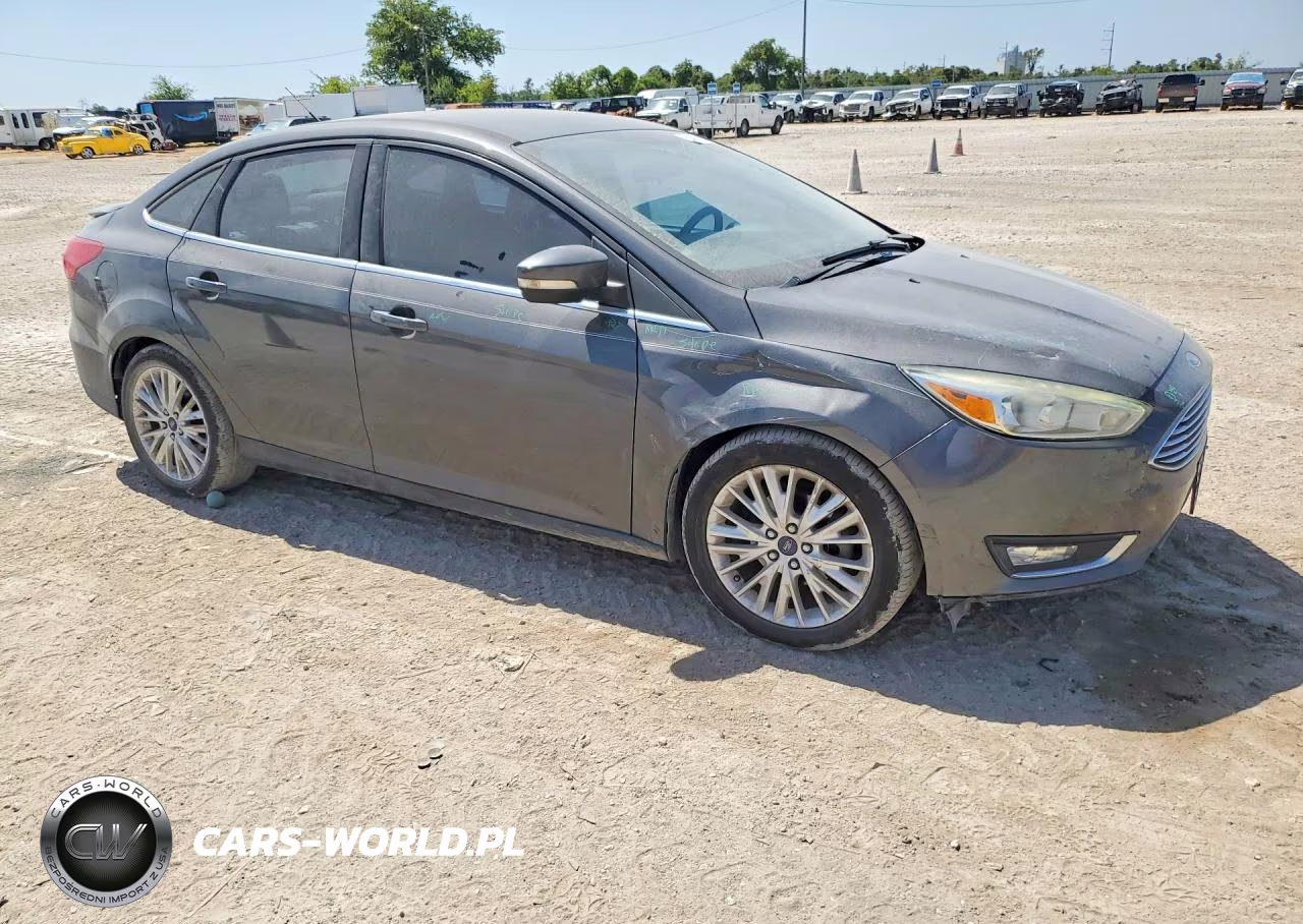 2015 Ford Focus Titanium VIN:1FADP3J23FL328041 - 4