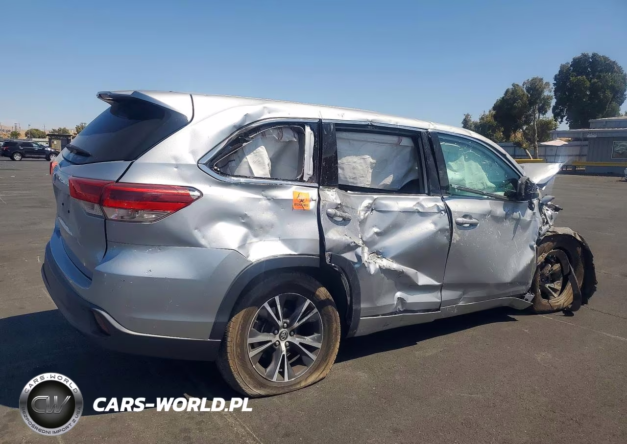 2018 Toyota Highlander Le VIN:5TDZARFHXJS034192 - 3