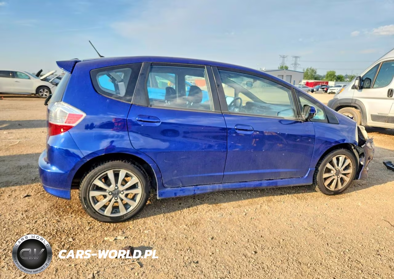 2013 Honda Fit Sport VIN:JHMGE8H55DC069347 - 3