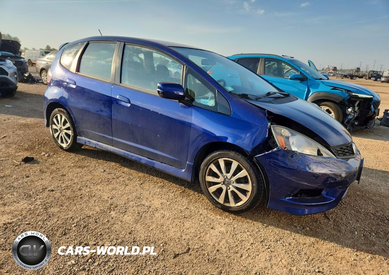 2013 Honda Fit Sport VIN:JHMGE8H55DC069347 - 4