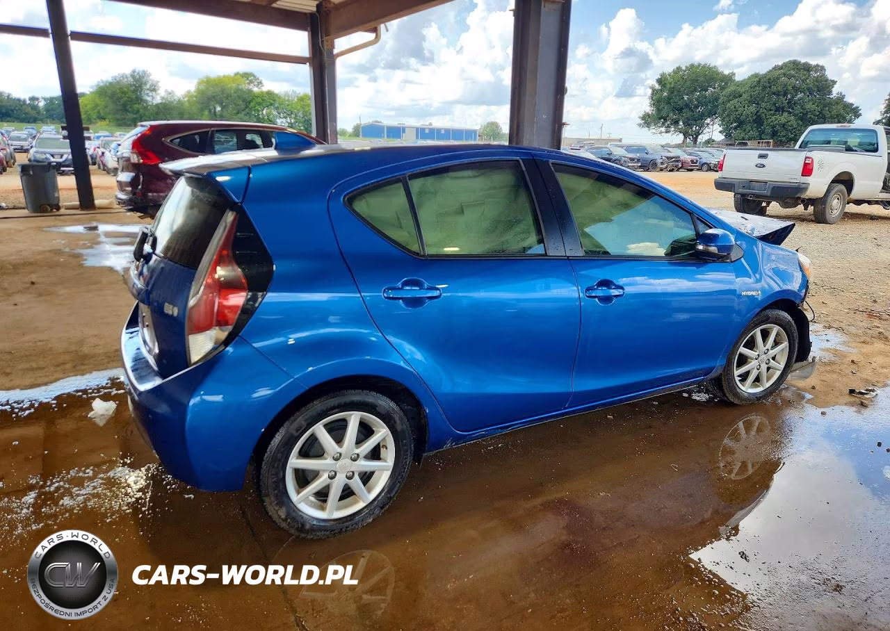 2015 Toyota Prius C Three VIN:JTDKDTB33F1115183 - 3