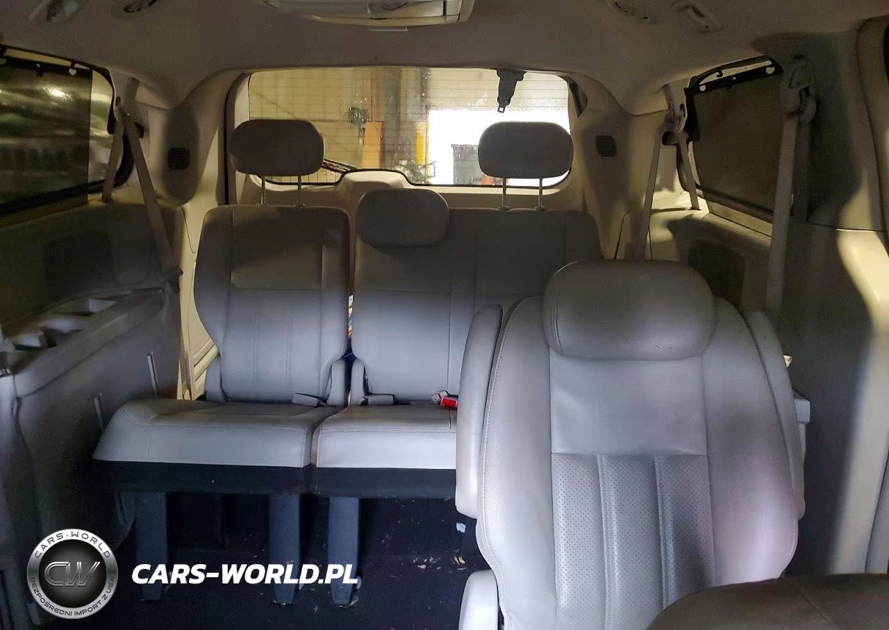 2010 Chrysler Town & Country Touring Plus VIN:2A4RR8D14AR374434 - 10