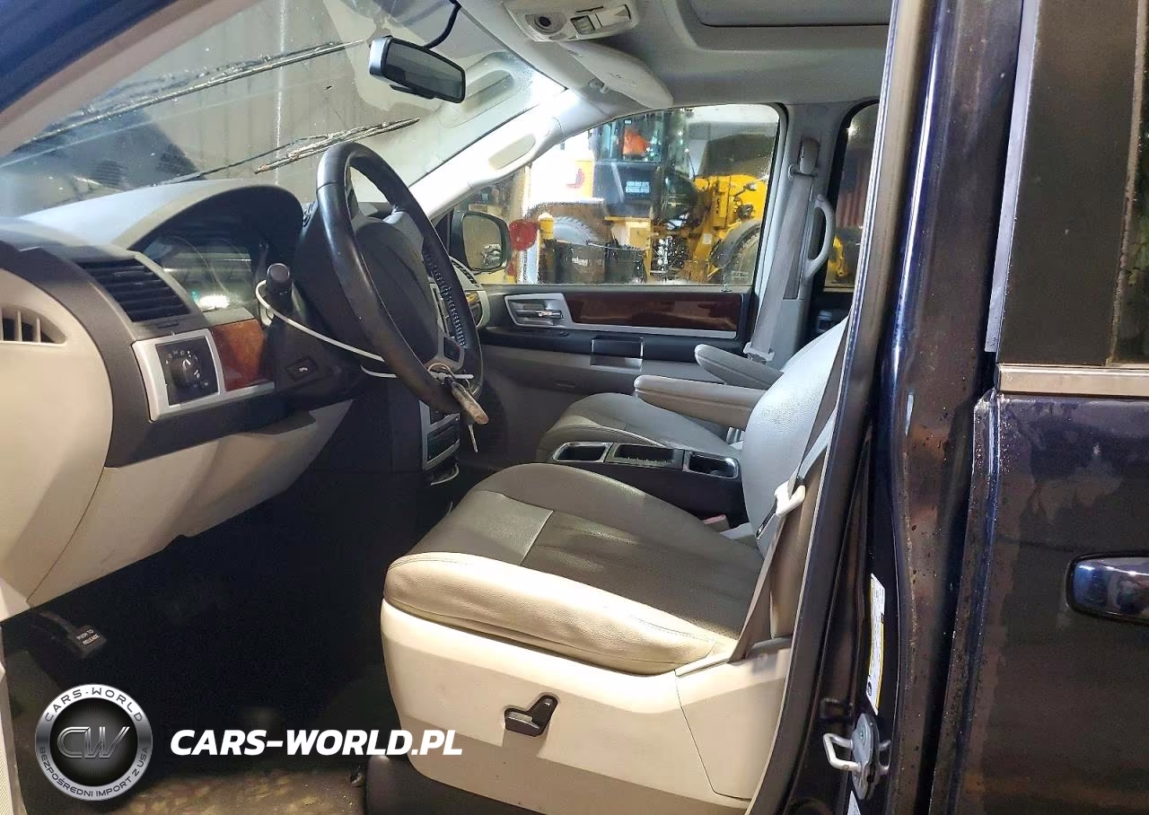 2010 Chrysler Town & Country Touring Plus VIN:2A4RR8D14AR374434 - 7