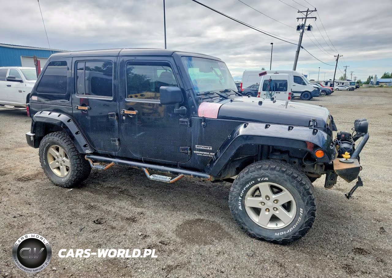 2015 Jeep Wrangler Unlimited Sport VIN:1C4BJWDG1FL692194 - 4