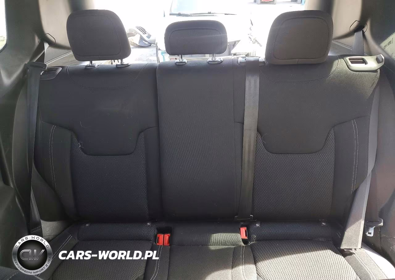 2023 Jeep Renegade Latitude VIN:ZACNJDB12PPP56169 - 10