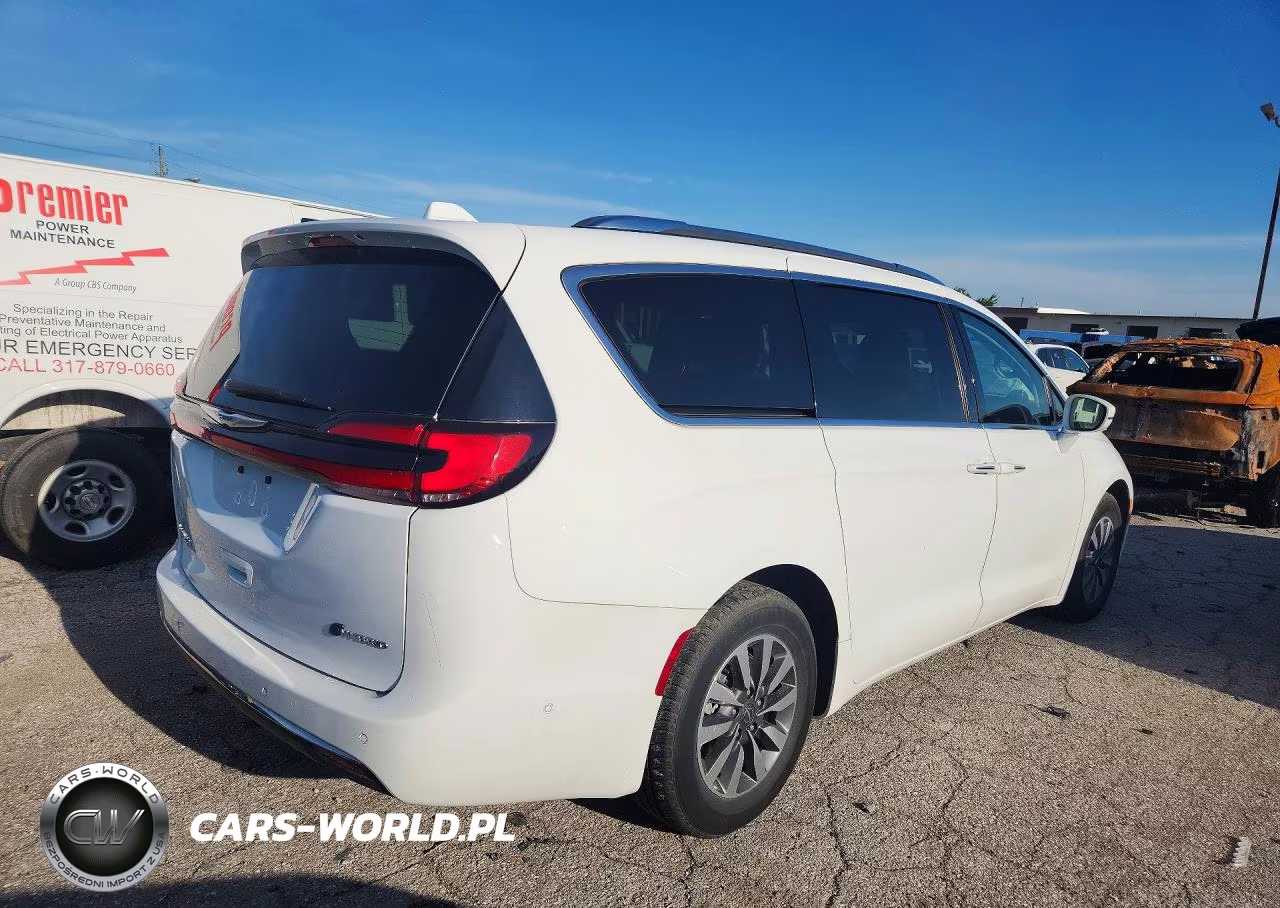 2021 Chrysler Pacifica Hybrid Touring L VIN:2C4RC1L75MR585876 - 3