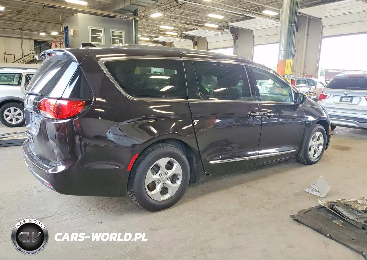 2023 Chrysler Pacifica Touring L Plus VIN:2C4RC1EG6HR635249 - 3