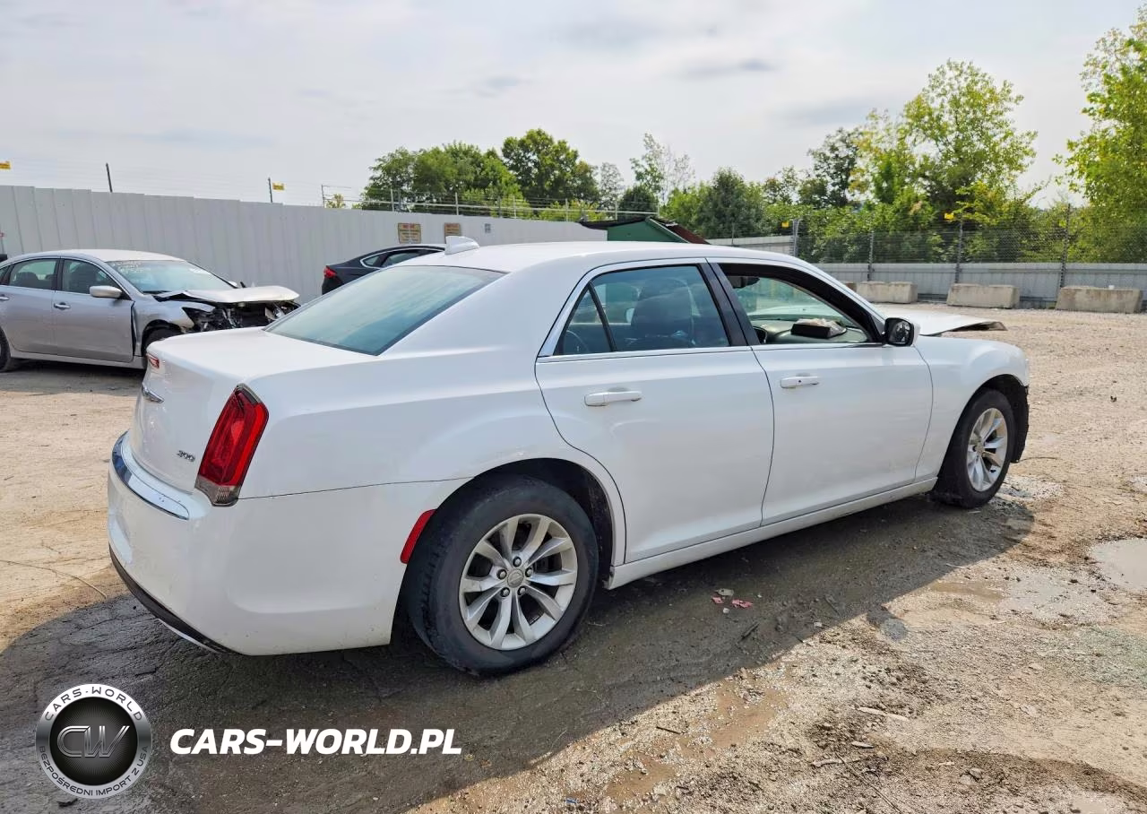 2015 Chrysler 300 Limited VIN:2C3CCAAG5FH818452 - 3