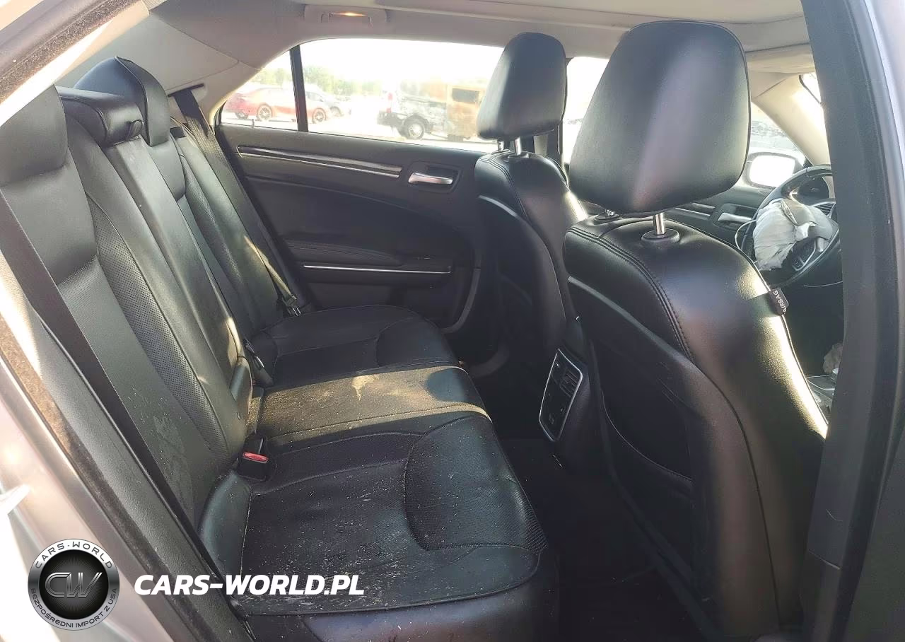 2018 Chrysler 300 Limited VIN:2C3CCAKG1JH300376 - 10