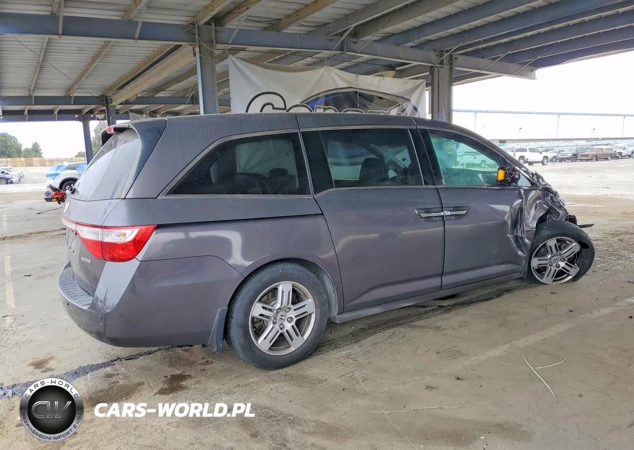 2013 Honda Odyssey Touring VIN:5FNRL5H97DB050982 - 3
