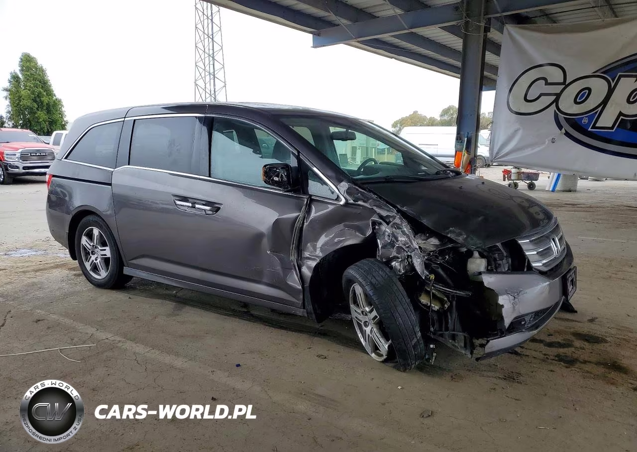2013 Honda Odyssey Touring VIN:5FNRL5H97DB050982 - 4